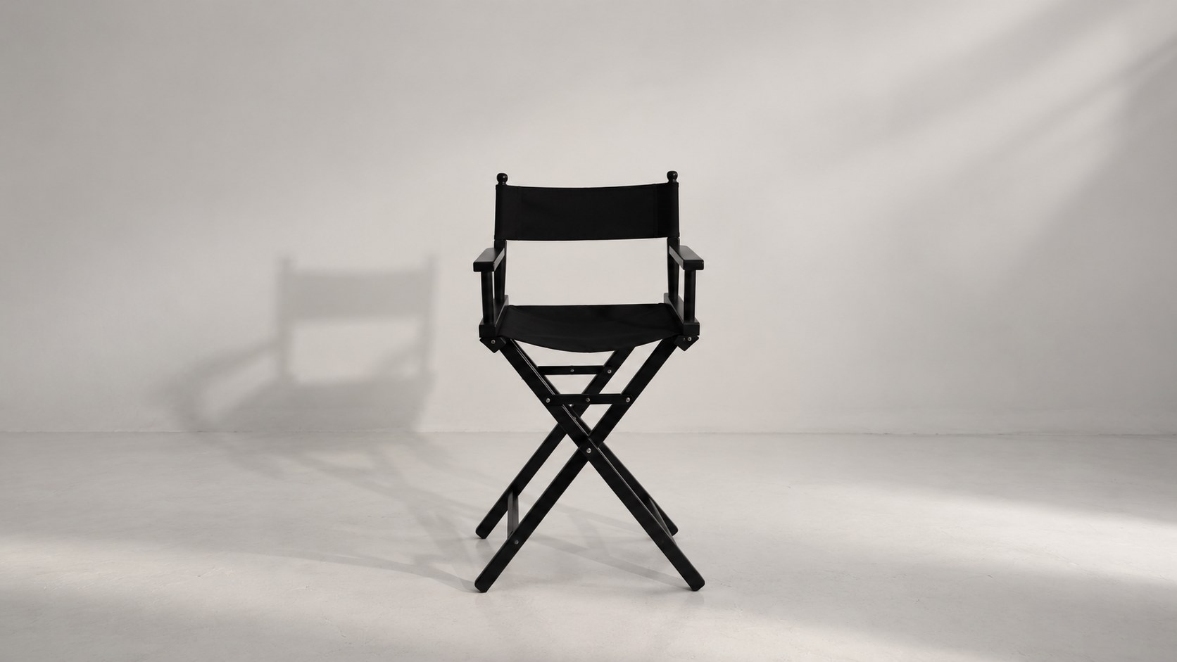 Fauteuil de maquilleuse dans un studio lumineux — Sanaa Make Up Académie