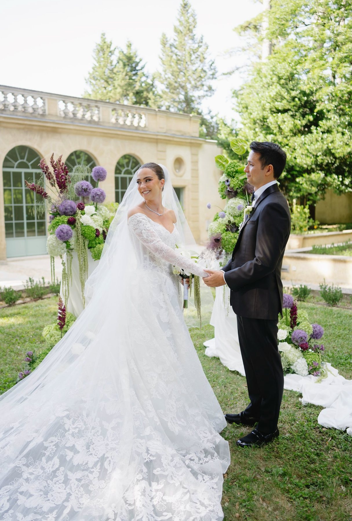 Karen et Nick devant l'orangerie fleurie du château
