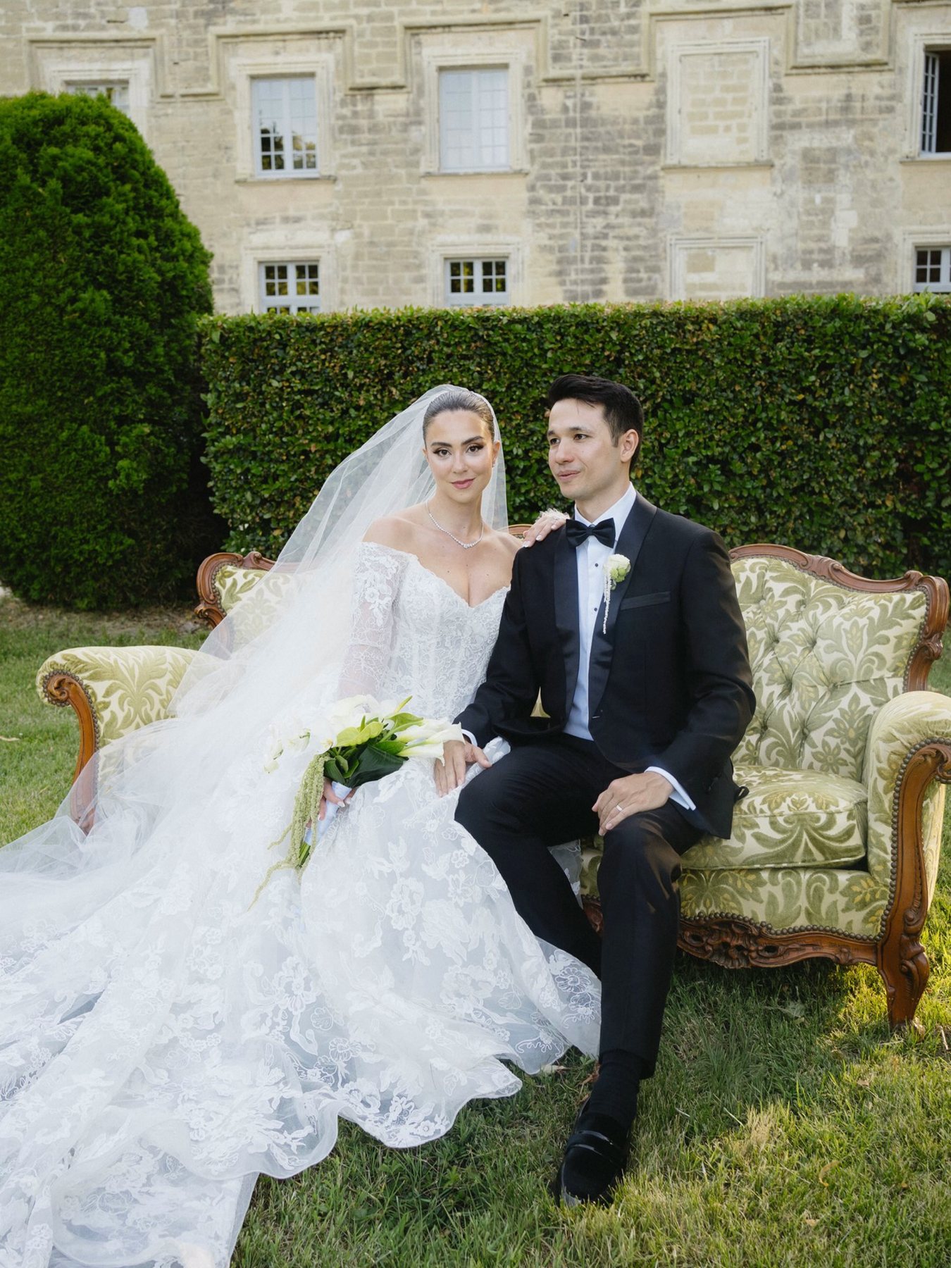 Karen et Nick sur la banquette, dans le parc du château