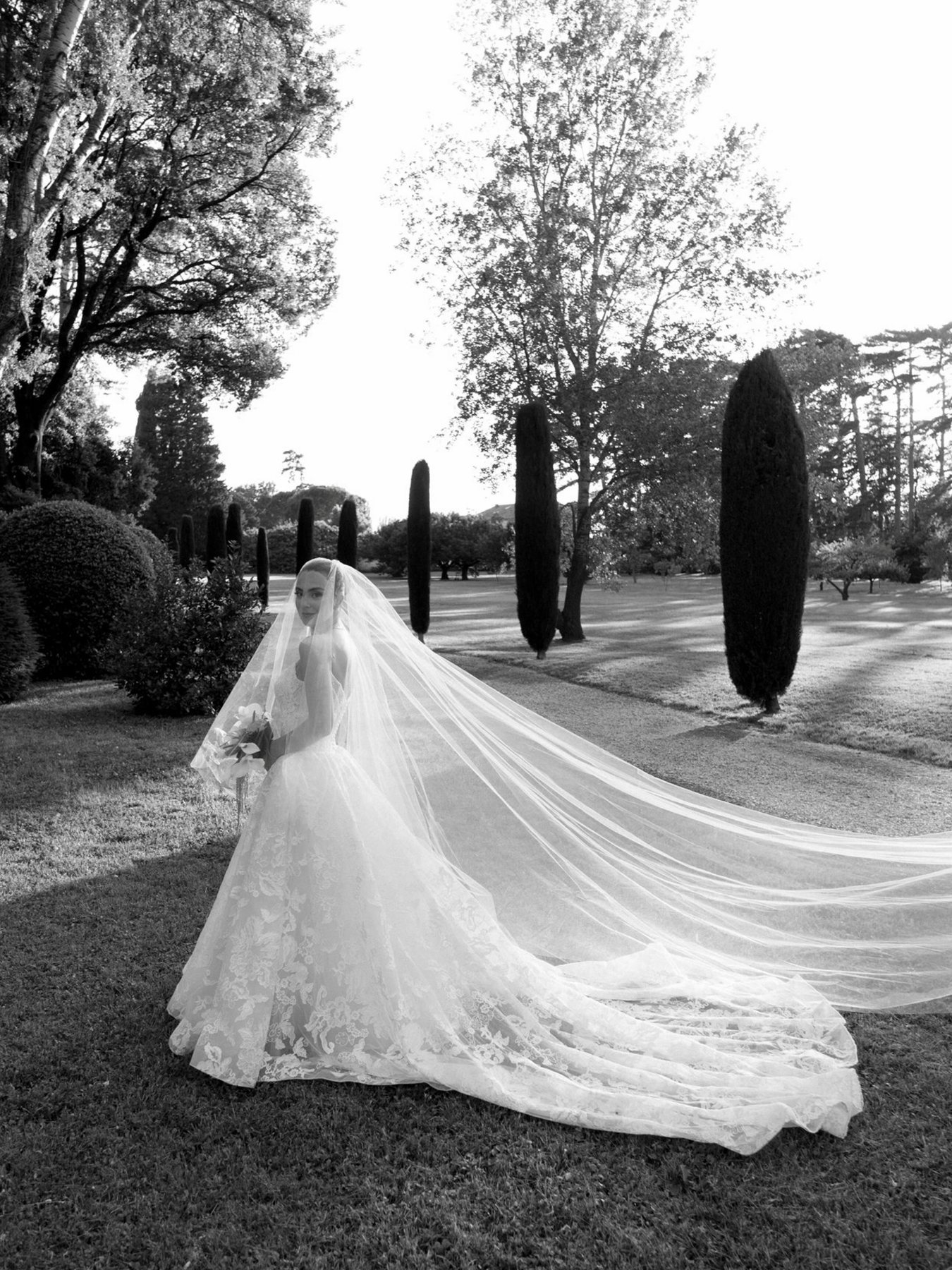 Karen et son long voile dans les allées du parc, noir et blanc