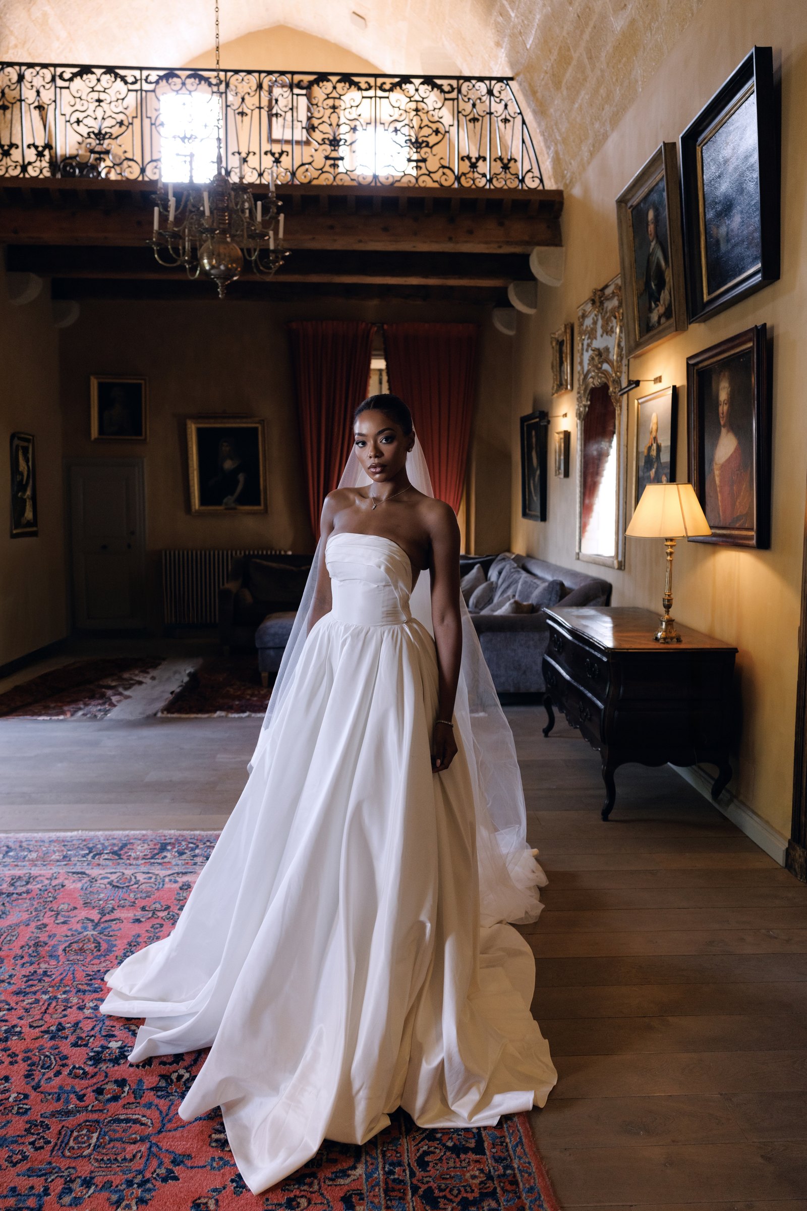 Paris, novia maquillada por Sanaa, con vestido y velo en el salón del Château de Fontarèches