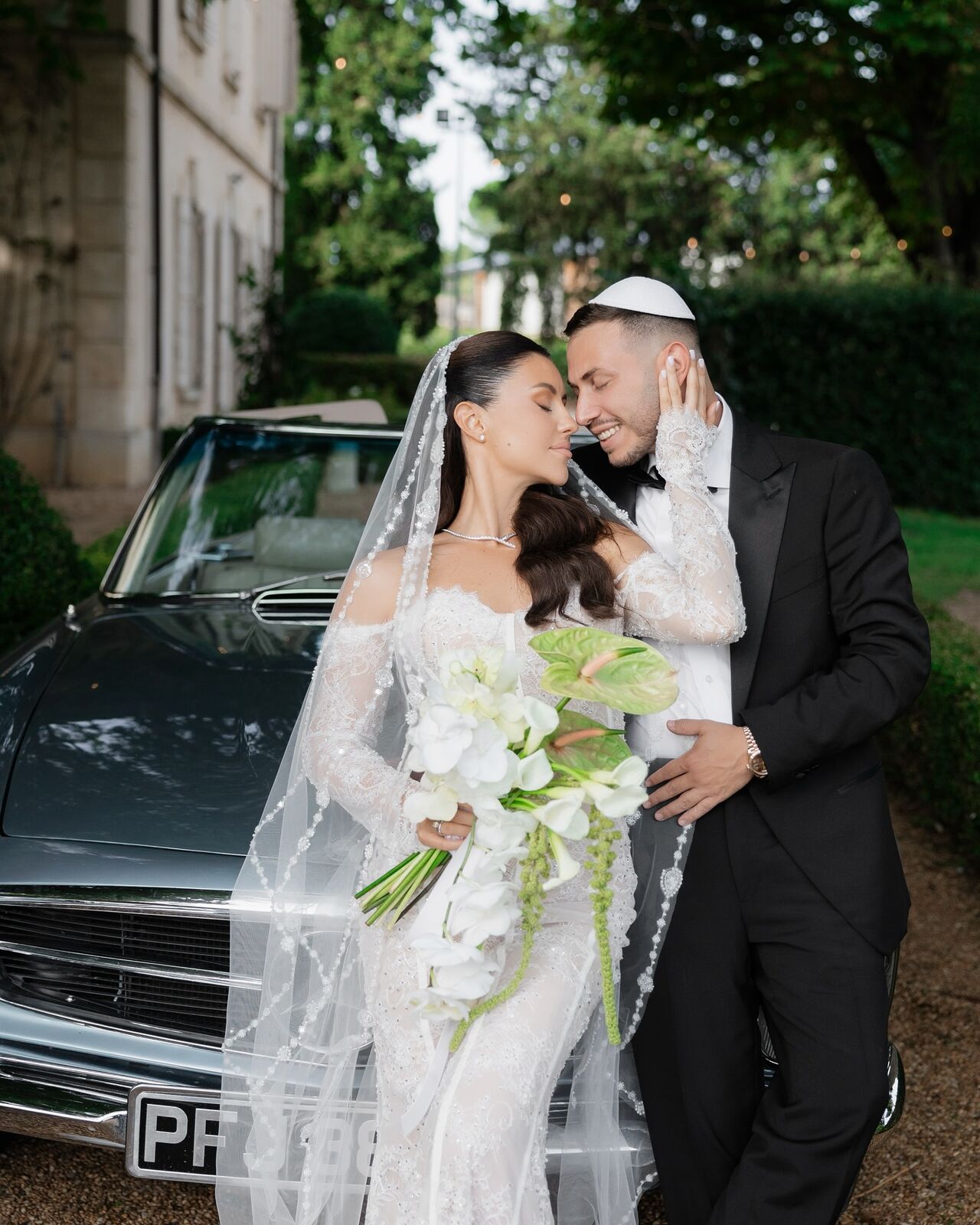Ksenia et son mari devant la voiture vintage