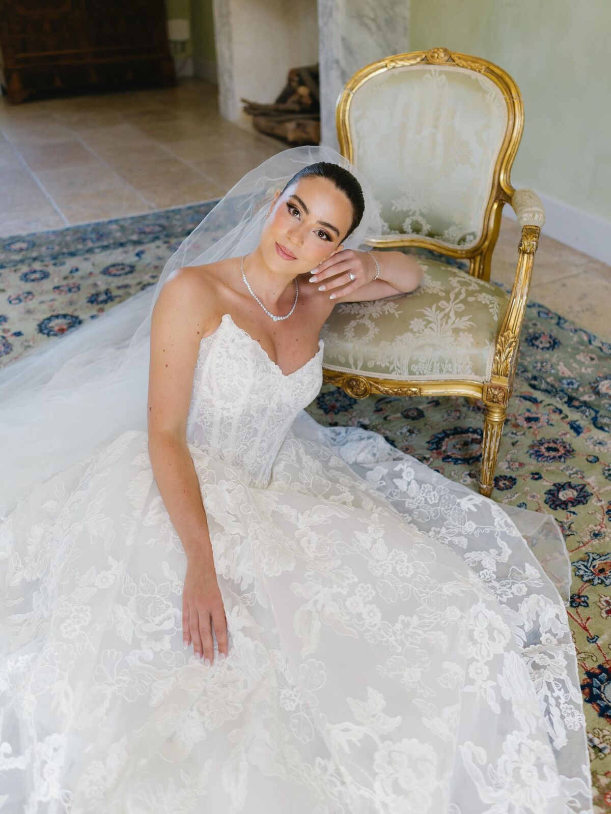 Karen, mariée maquillée par Sanaa, au fauteuil doré — Château de Beauregard