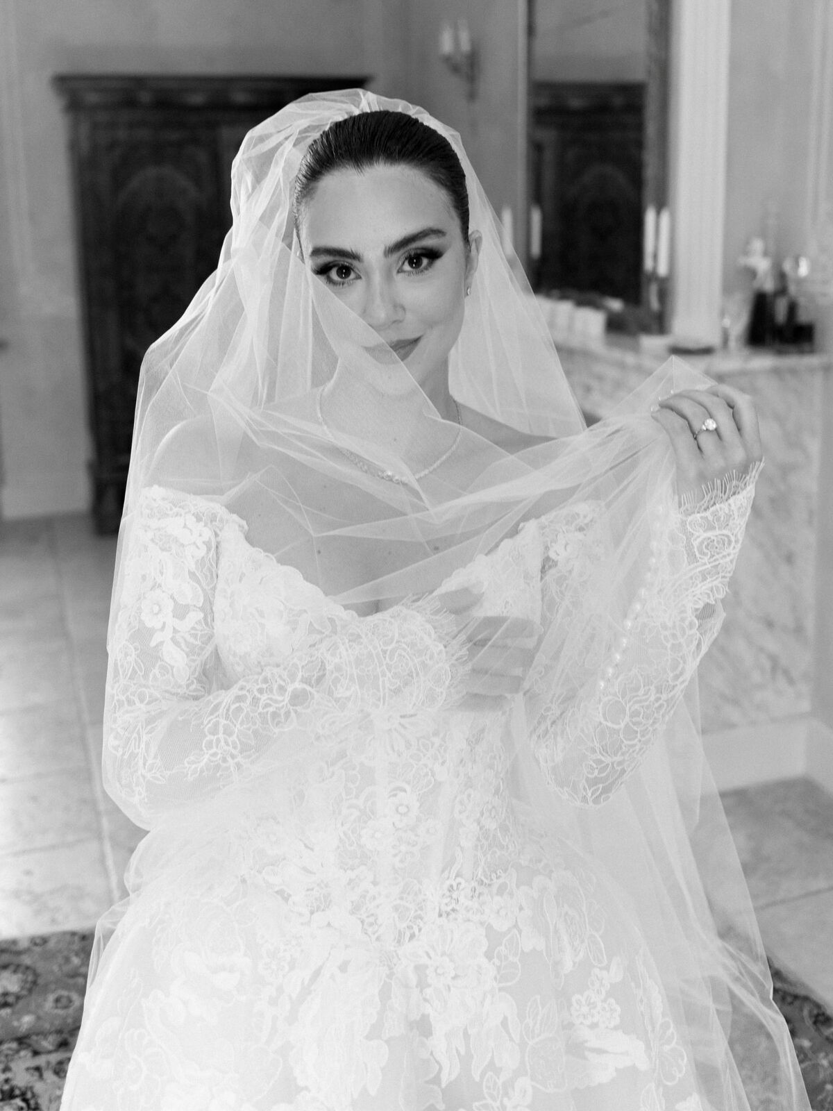 Karen sous le voile, noir et blanc
