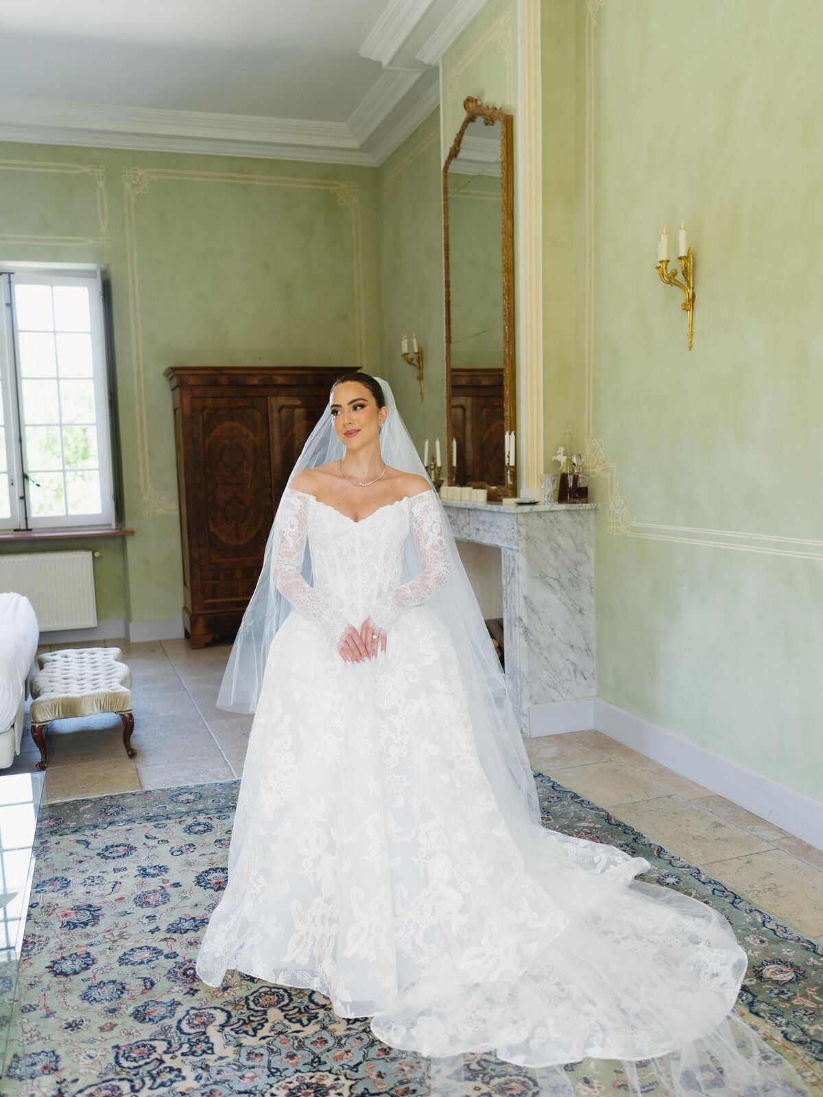 Karen en robe de mariée dans le salon du château
