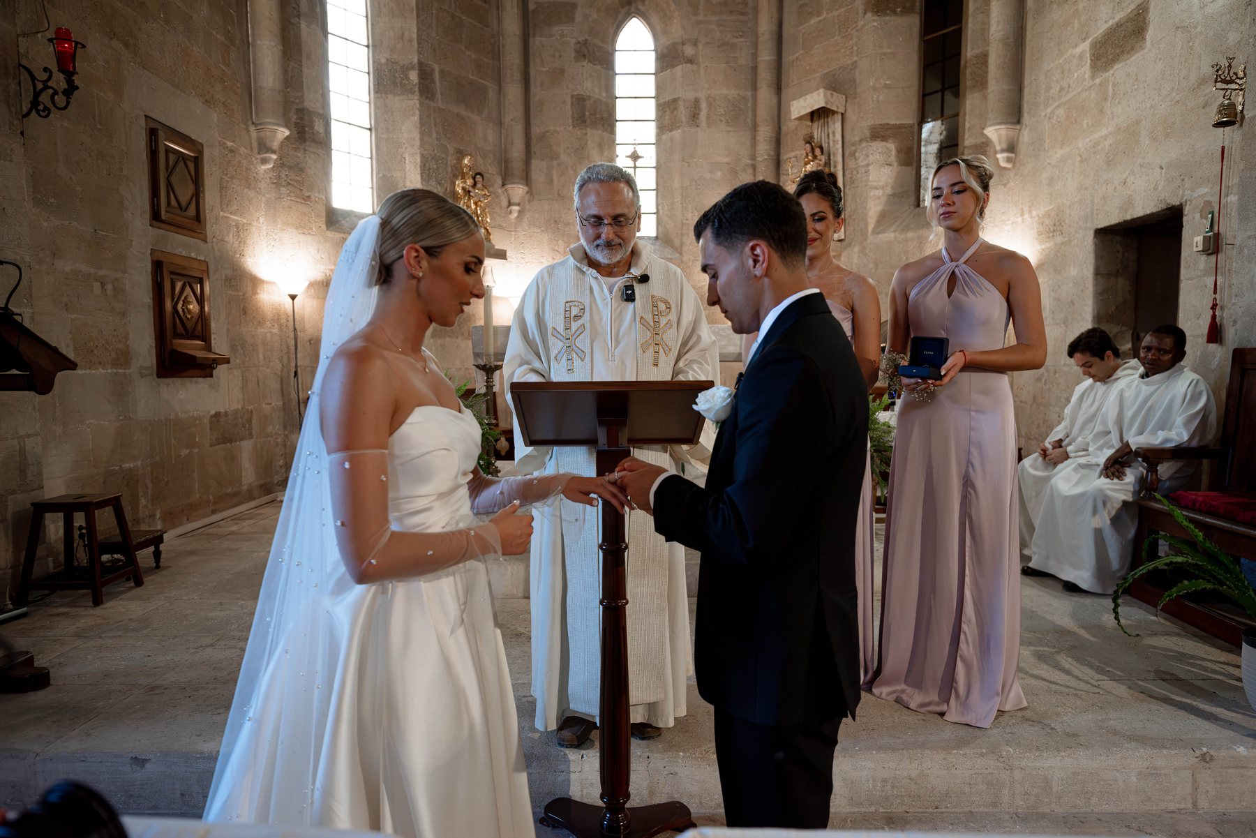 Échange des alliances à l'église