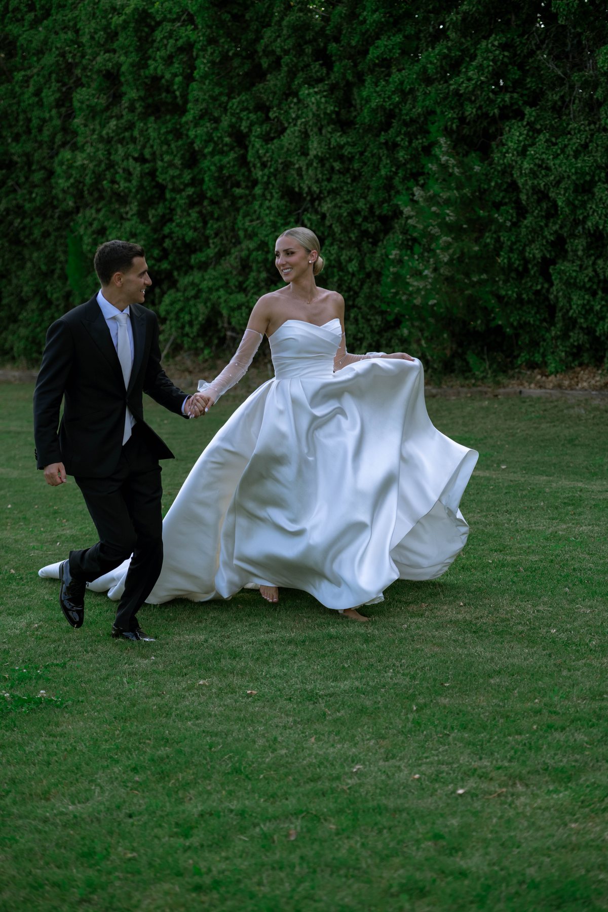 Typhaine et Adrien courant dans le parc
