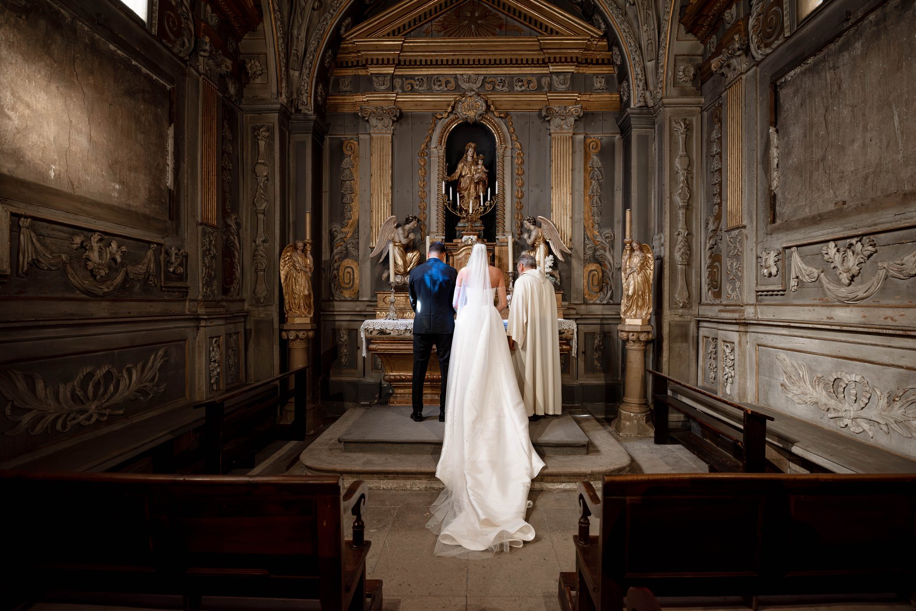 Typhaine et Adrien devant l'autel de la chapelle — cérémonie, 18 juillet 2026